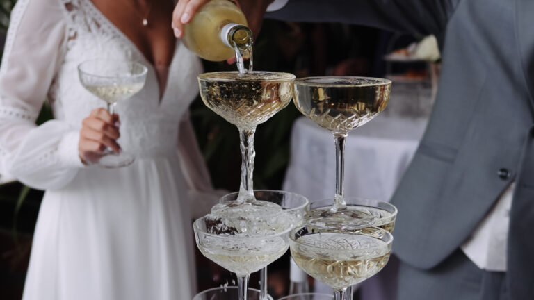 Pareja sirviendo champán en copas de cristal fino, celebrando un momento especial con elegancia y sofisticación