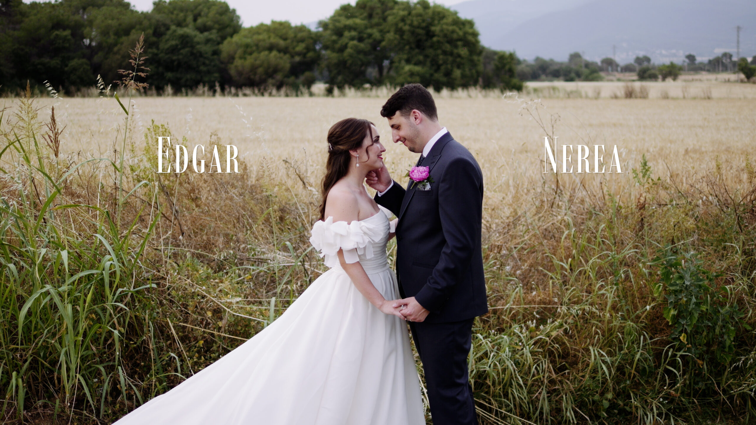 Novios en un campo junto a Espai Can Pagès durante una sesión de vídeo de boda cinematográfico.
