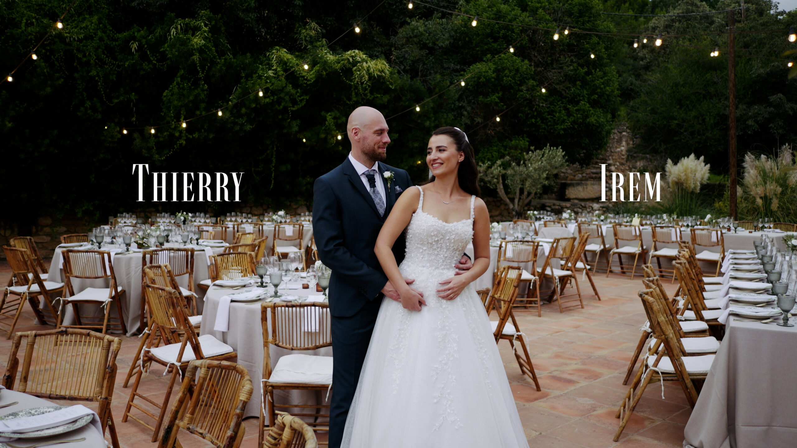 Novios entre las mesas del banquete al aire libre en Masia Vallfort durante un vídeo de boda cinematográfico de FF Wedding Films.
